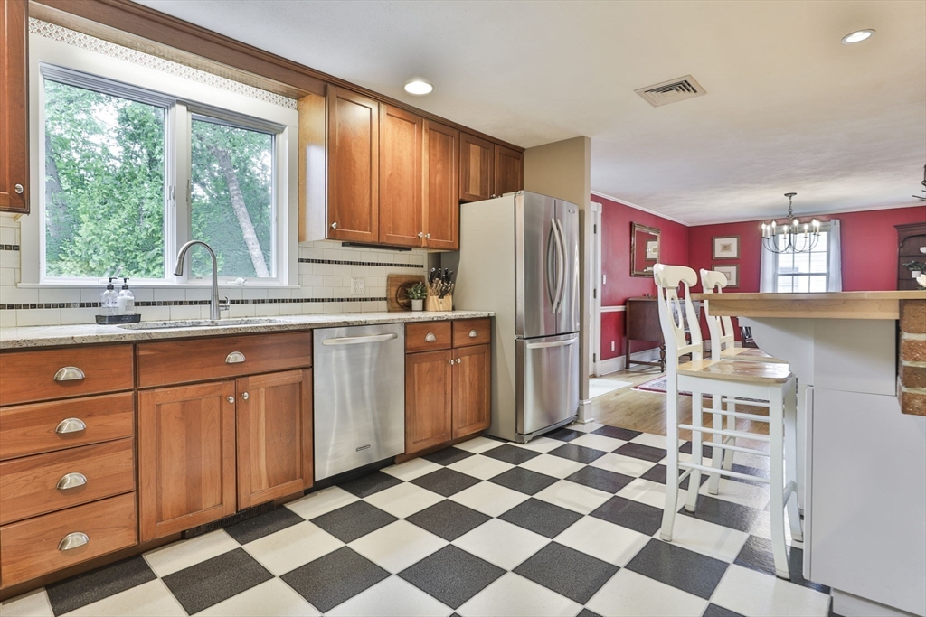 33 Reynolds Road Wakefield, MA 01880 - Photo 12 of 42