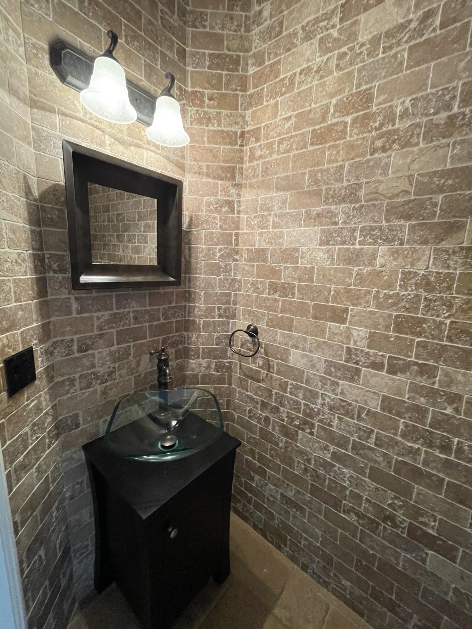 23395 Water Circle Boca Raton, FL 33486 - Photo 9 of 11 Guest Bath