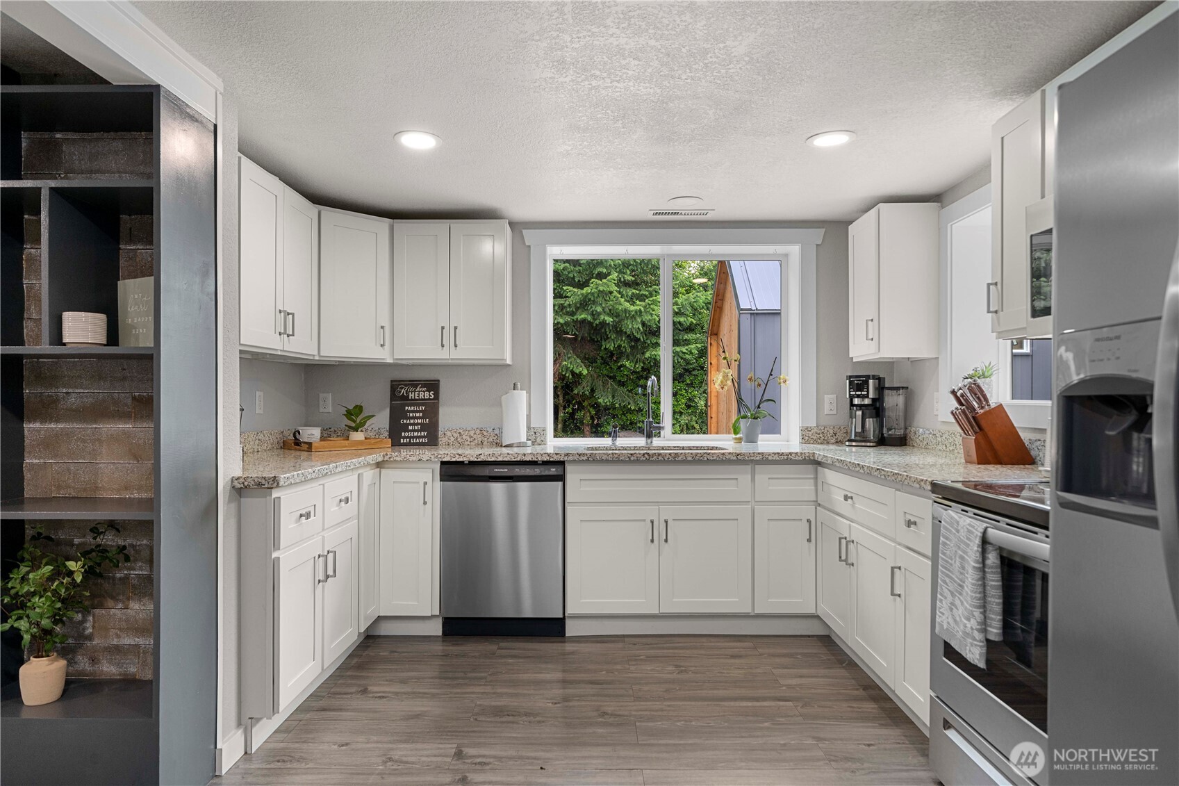 4415 Waller Road East Tacoma, WA 98443 - Photo 8 of 39