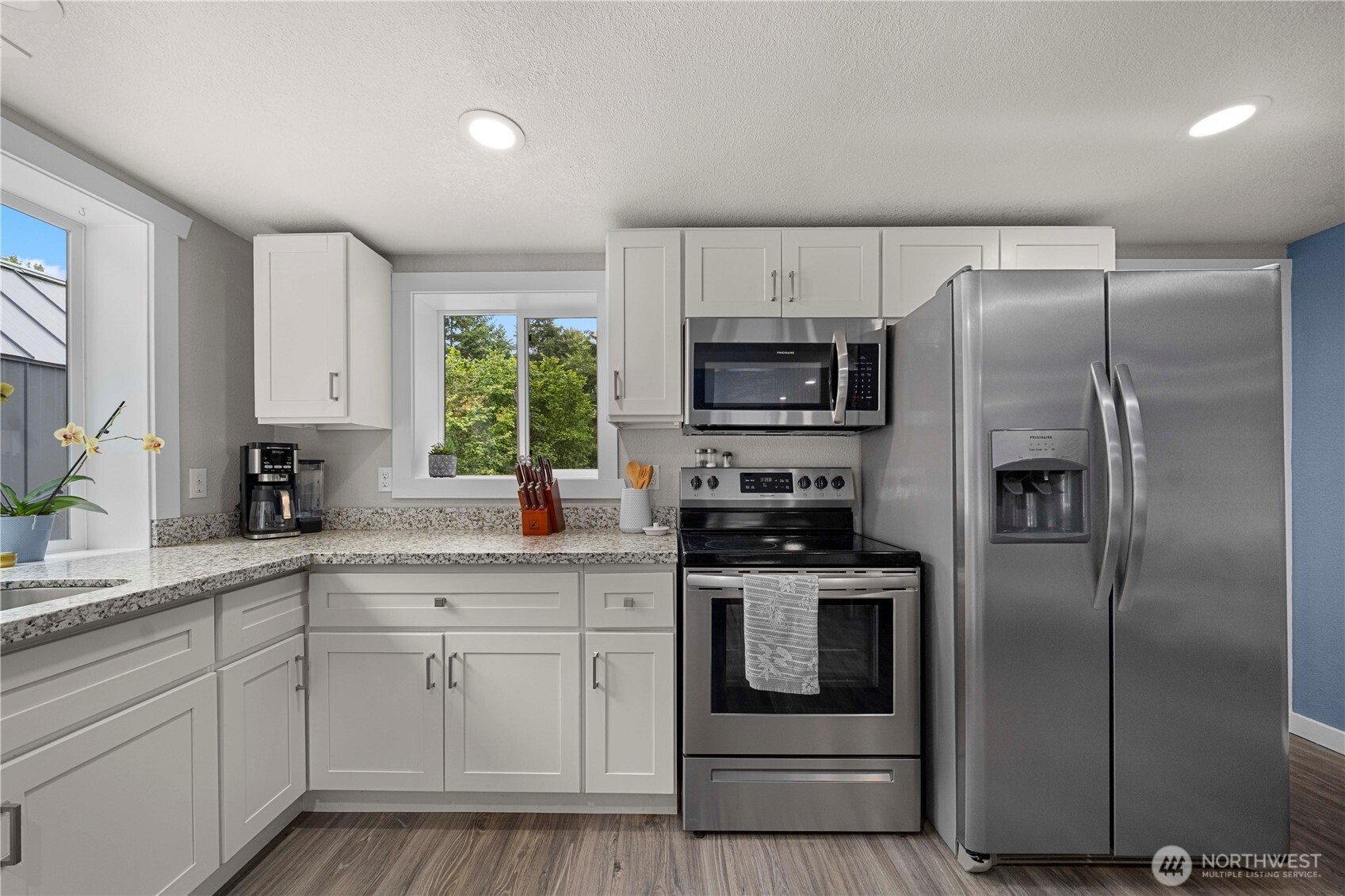 4415 Waller Road East Tacoma, WA 98443 - Photo 9 of 39