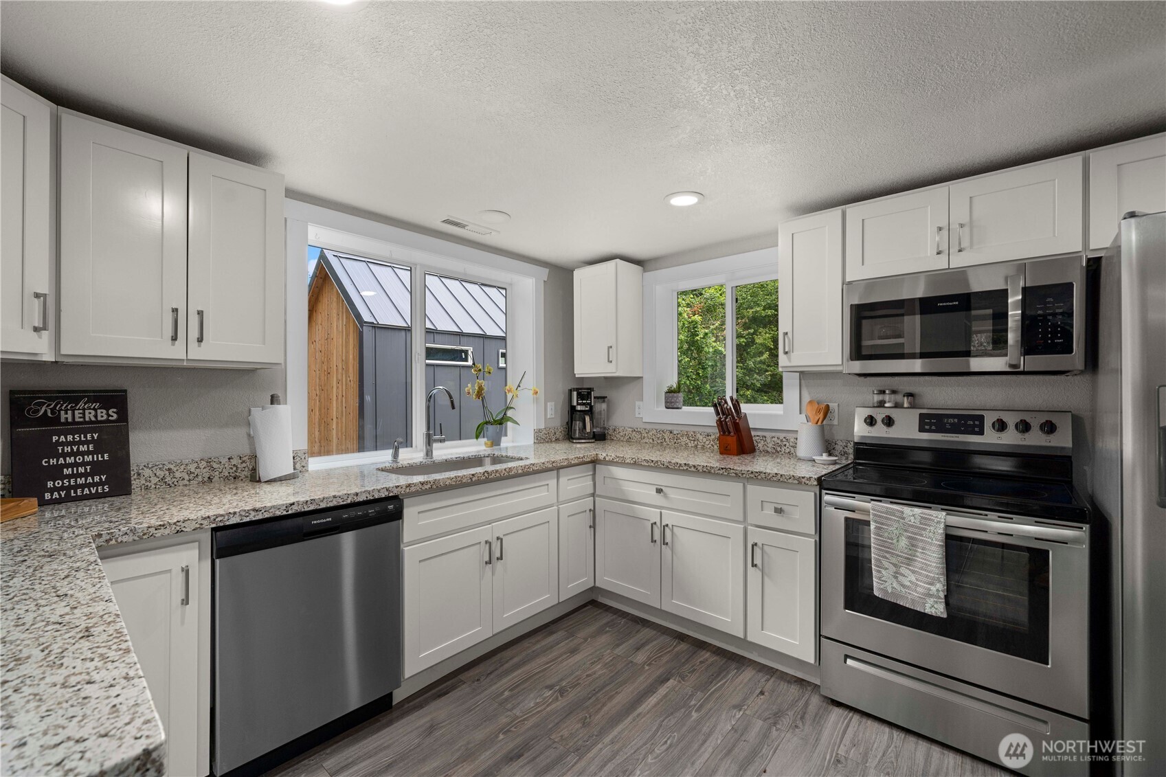 4415 Waller Road East Tacoma, WA 98443 - Photo 10 of 39