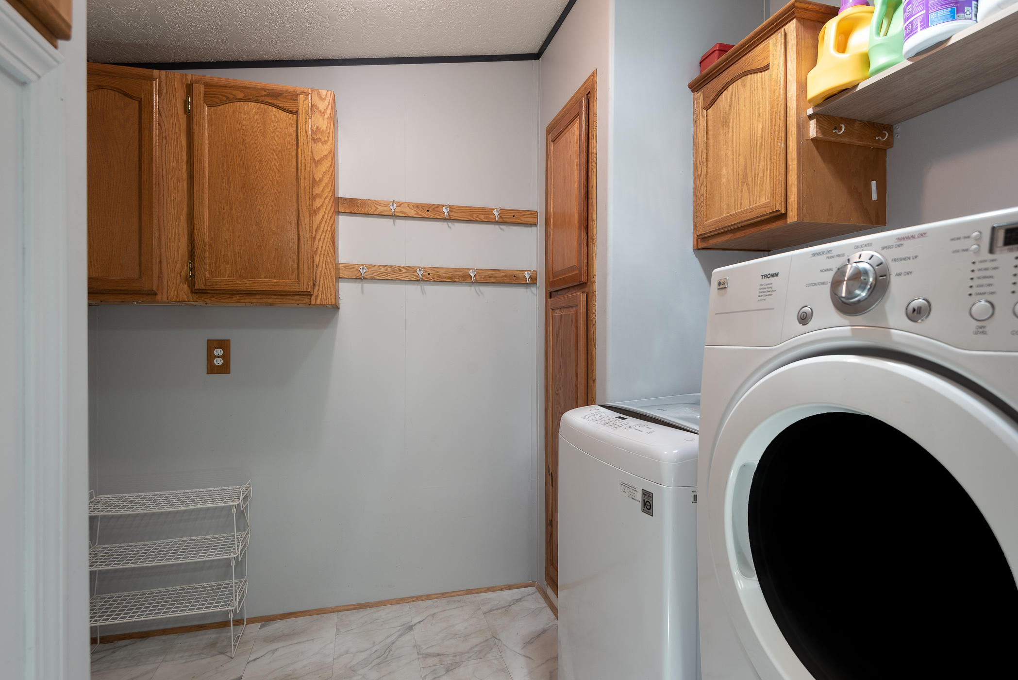 14638 Southwest Chickadee Road Terrebonne, OR 97760 - Photo 22 of 48 20 Laundry_Mud Room
