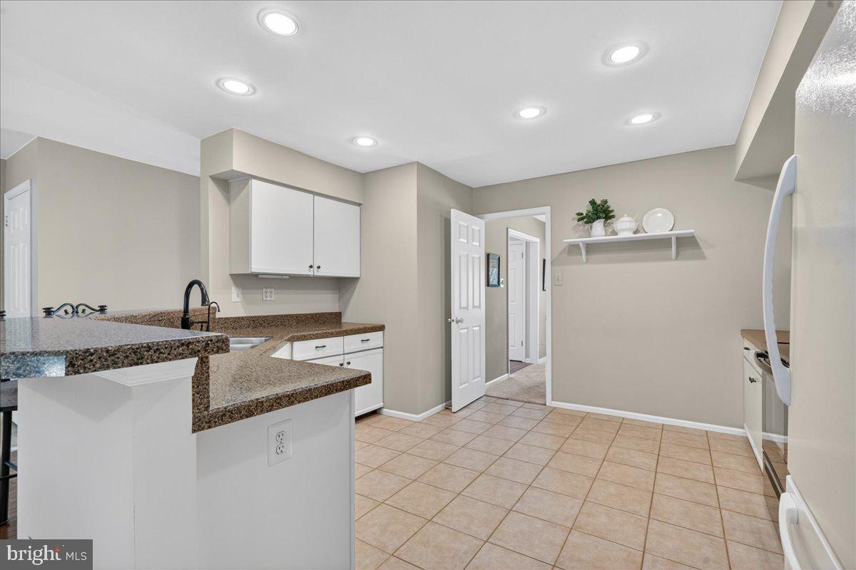 266 Fox Run Exton, PA 19341 - Photo 8 of 45 Kitchen, view from foot of living room