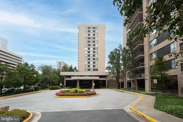 $2,400 | 3709 South George Mason Drive, Unit 1013E, Falls Church, VA 22041