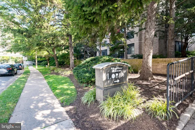 $2,400 | 3709 South George Mason Drive, Unit 1013E, Falls Church, VA 22041