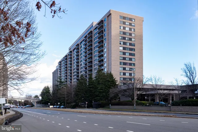 $2,400 | 3709 South George Mason Drive, Unit 1013E, Falls Church, VA 22041