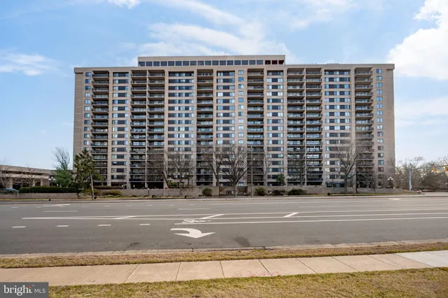 $2,400 | 3709 South George Mason Drive, Unit 1013E, Falls Church, VA 22041