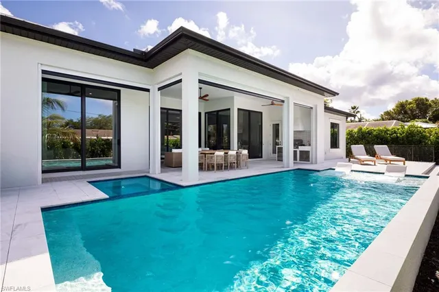 a view of a house with backyard and porch