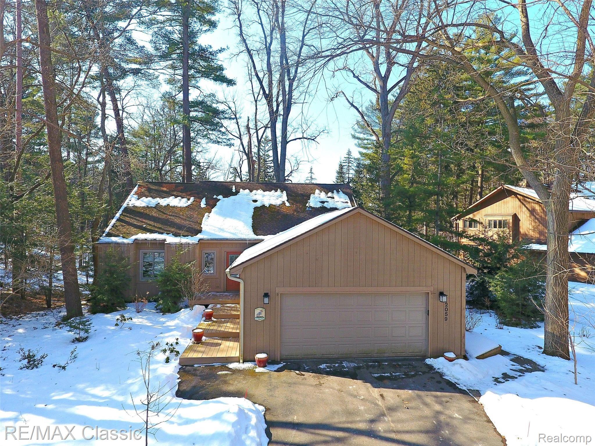 2059 Addaleen Road Highland, MI 48357 - Photo 1 of 33 jAddaleen Rd Front Aerial.jpg