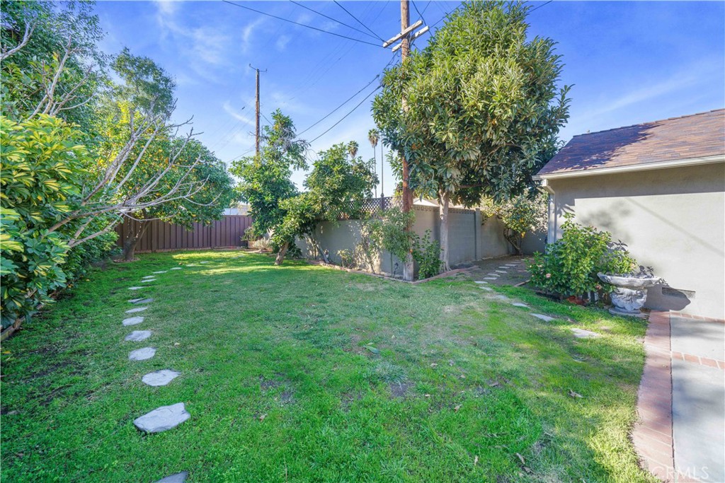 7445 Mammoth Avenue Van Nuys, CA 91405 - Photo 29 of 33 a backyard of a house with plants and large tree