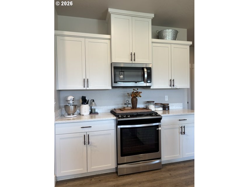 946 South Calapooia Street Sutherlin, OR 97479 - Photo 8 of 31 a kitchen with stainless steel appliances granite countertop white cabinets a stove a sink and dishwasher