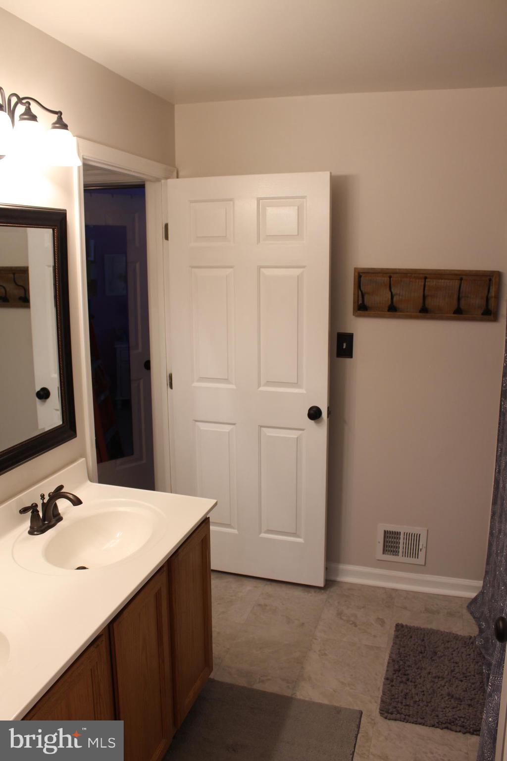 14152 Asher View Centreville, VA 20121 - Photo 11 of 34 Upper level full bath