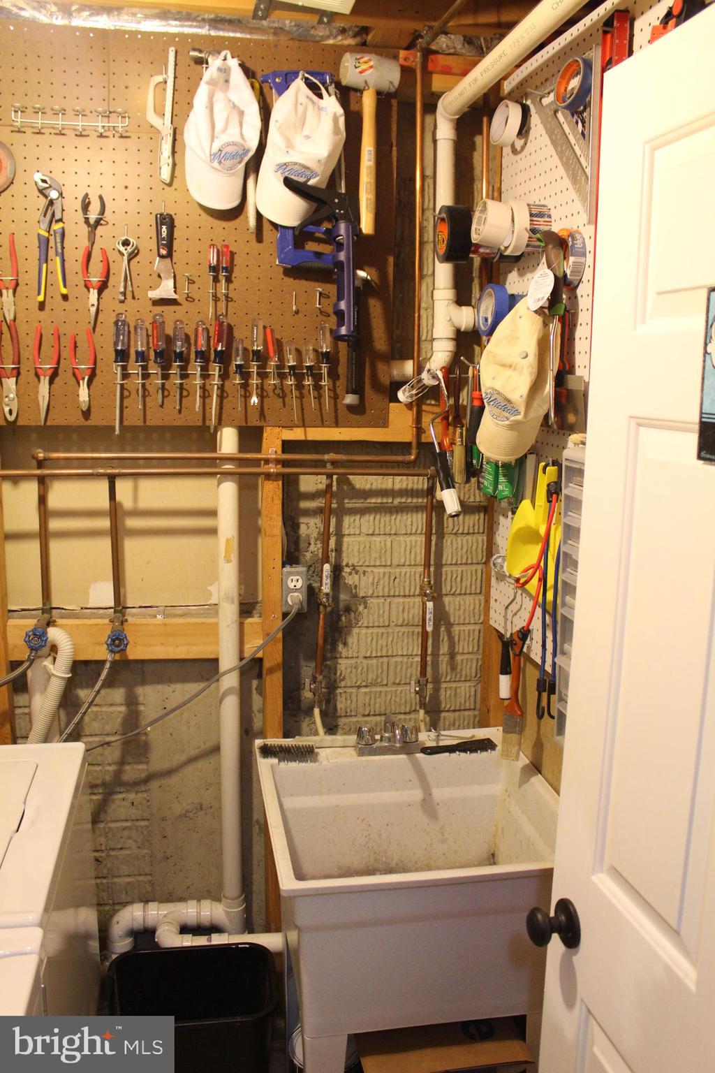 14152 Asher View Centreville, VA 20121 - Photo 25 of 34 Laundry with sink