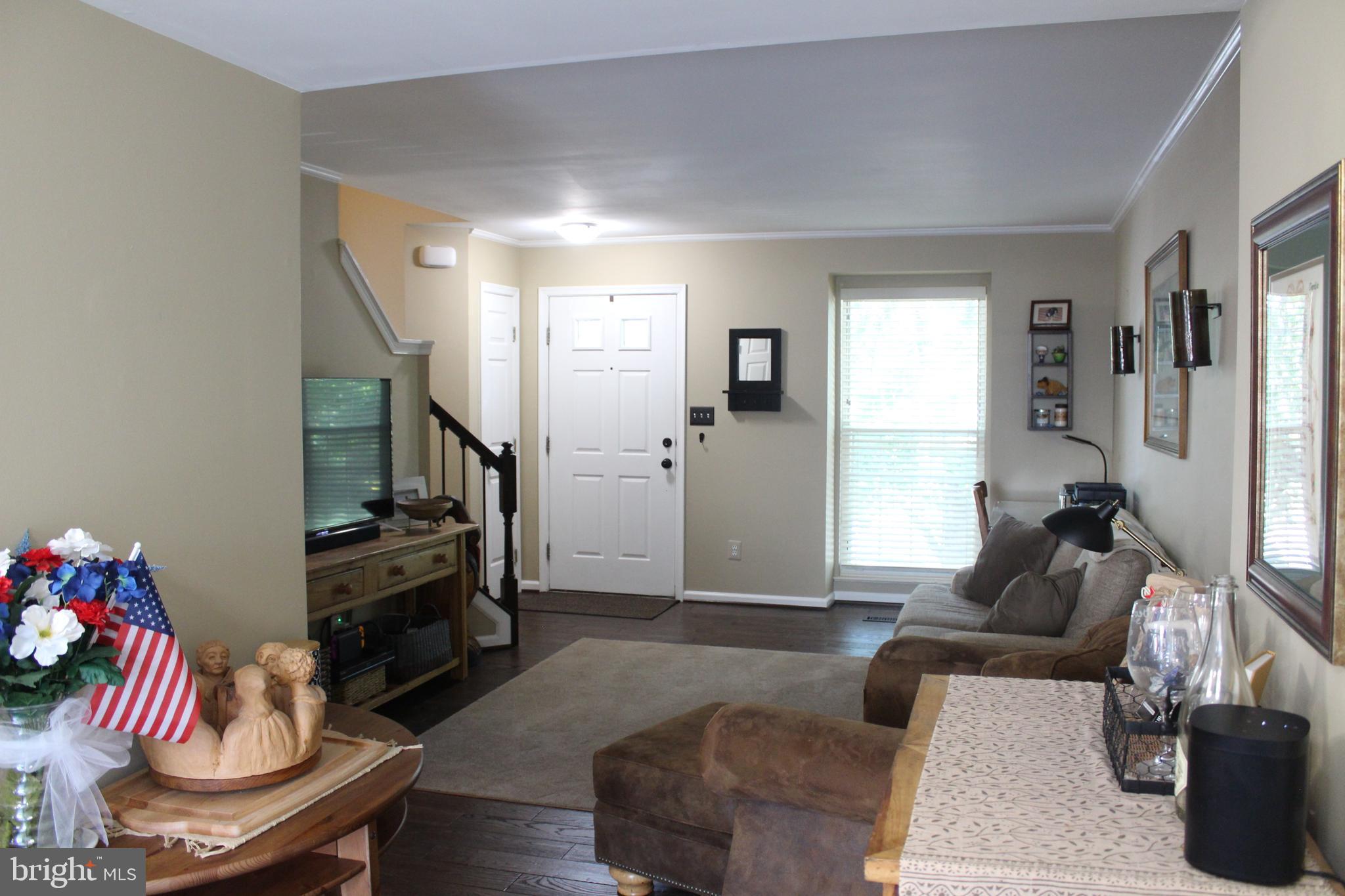 14152 Asher View Centreville, VA 20121 - Photo 4 of 34 Living room