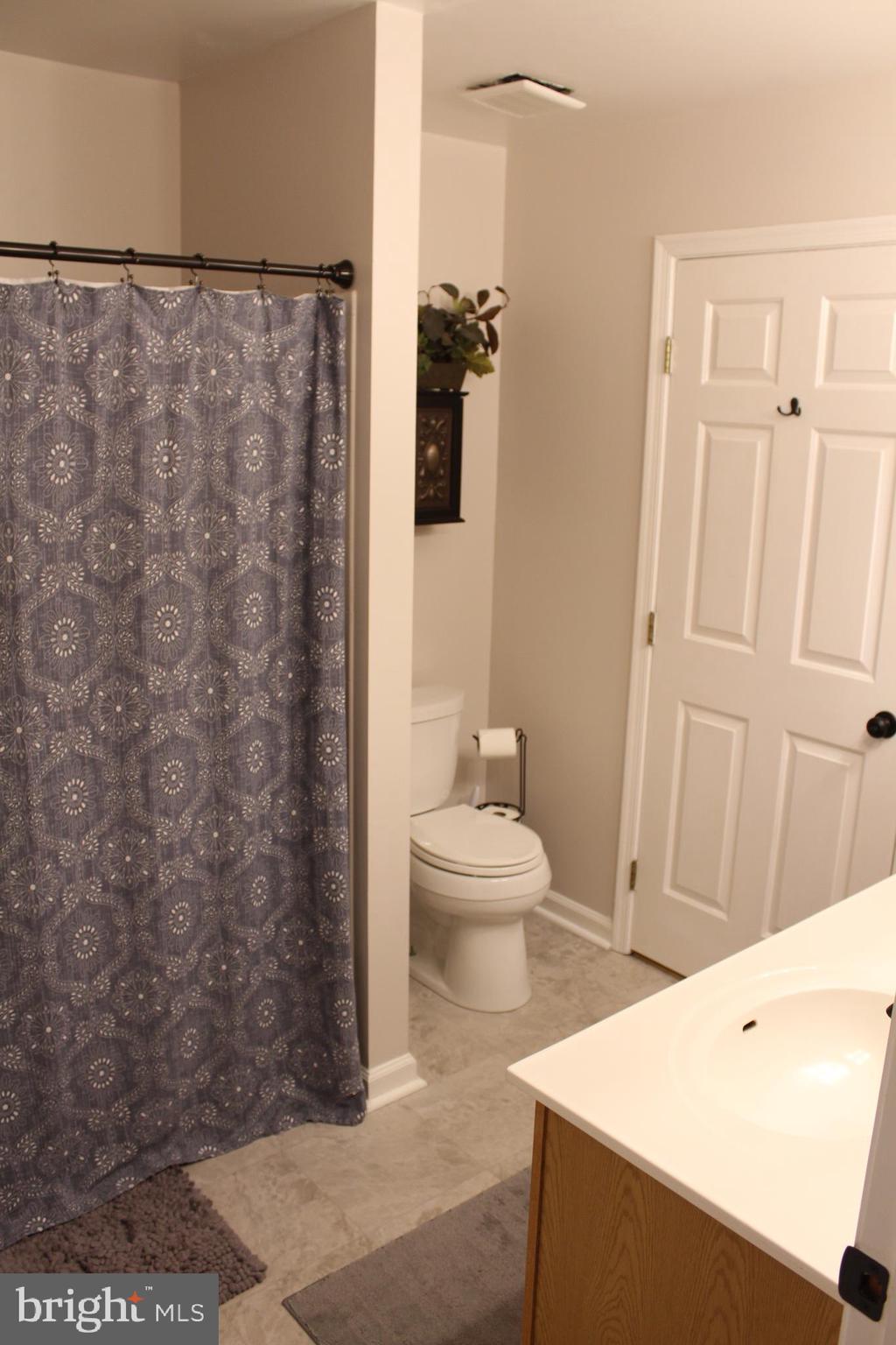 14152 Asher View Centreville, VA 20121 - Photo 10 of 34 Upper level full bath