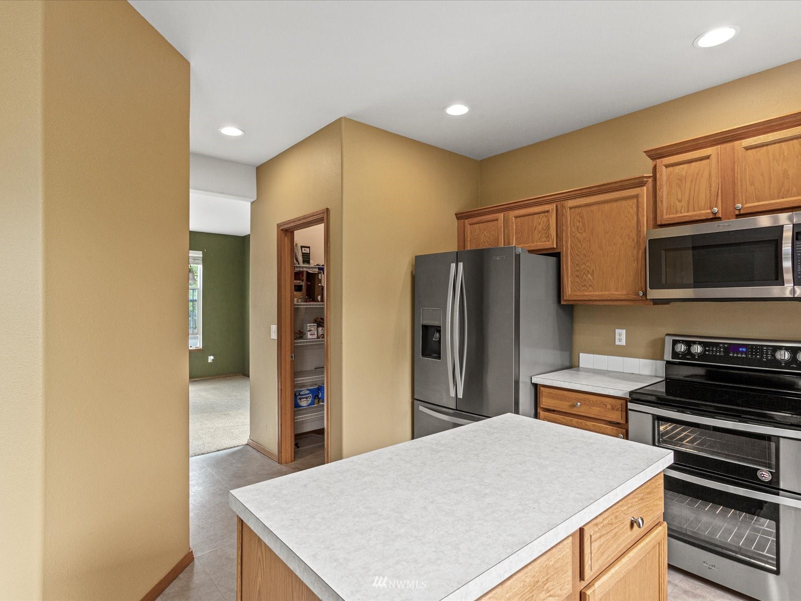 569 Quincy Avenue Northeast Renton, WA 98059 - Photo 5 of 31 Gallery Image 5