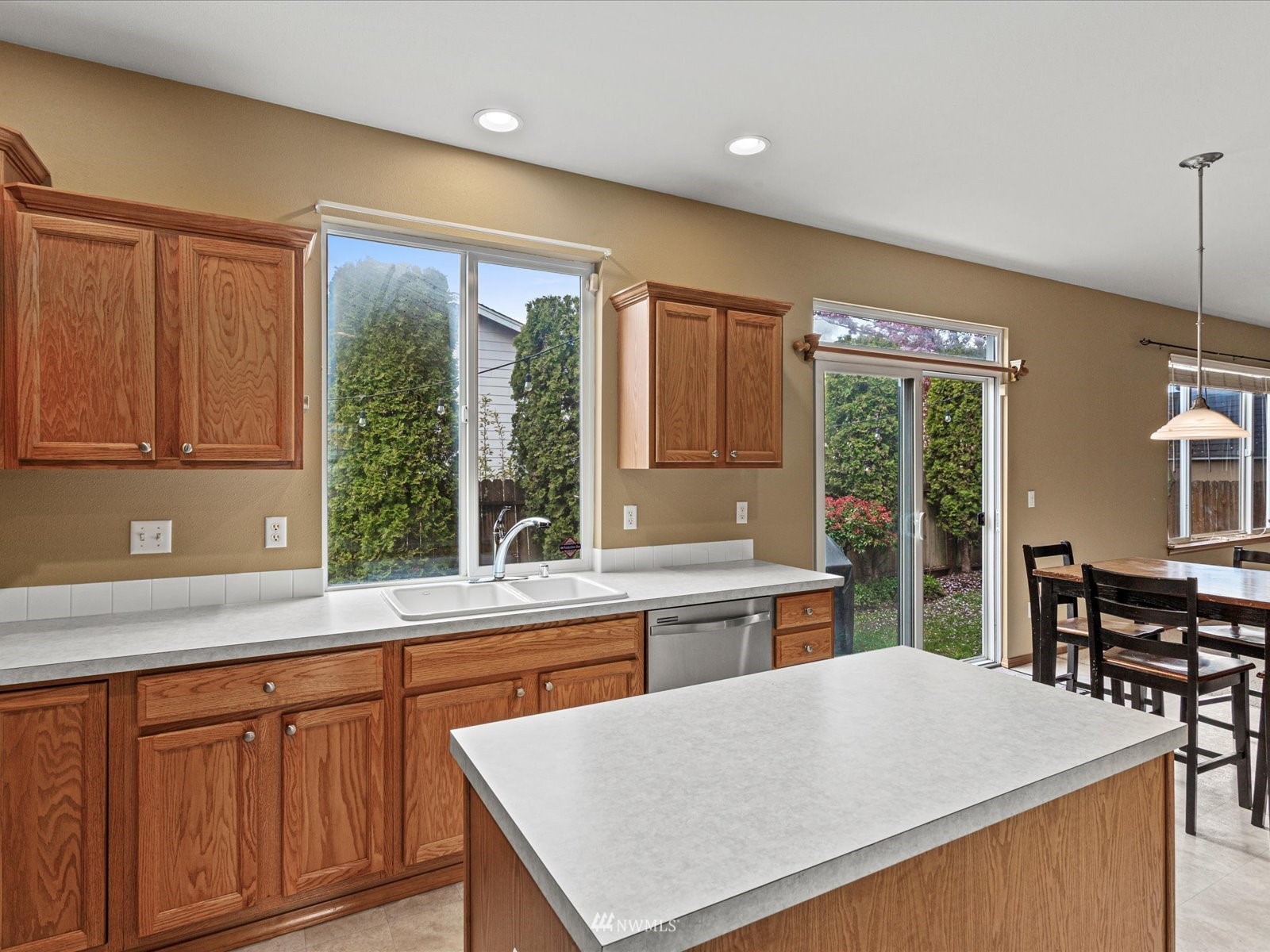 569 Quincy Avenue Northeast Renton, WA 98059 - Photo 7 of 31 Gallery Image 7