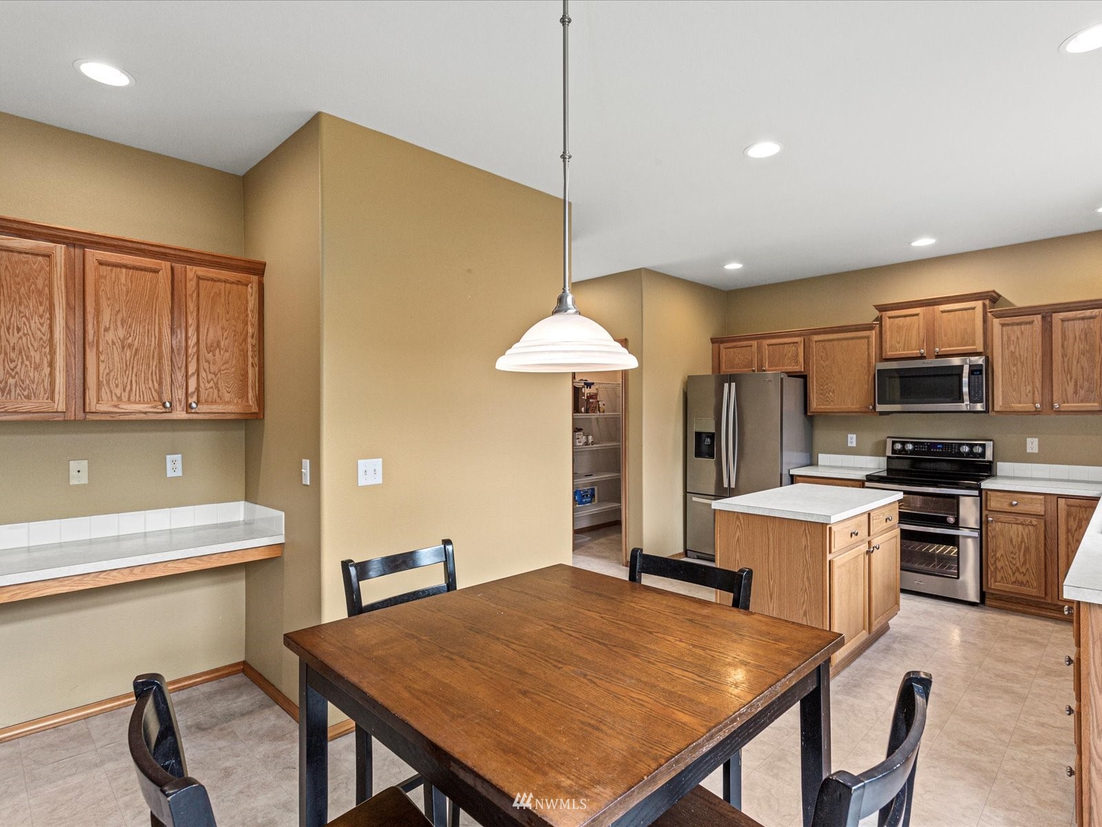 569 Quincy Avenue Northeast Renton, WA 98059 - Photo 9 of 31 Gallery Image 9