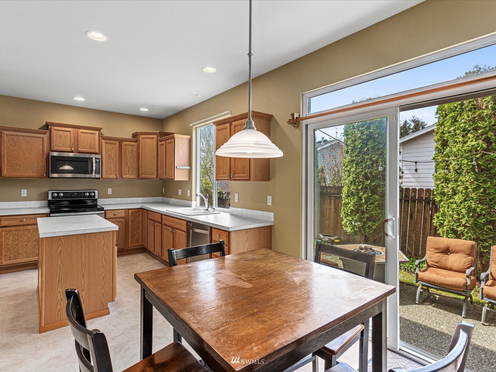 569 Quincy Avenue Northeast Renton, WA 98059 - Photo 10 of 31 Gallery Image 10