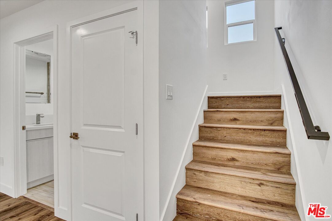 2419 South Cochran Avenue Los Angeles, CA 90016 - Photo 15 of 74 a view of entryway