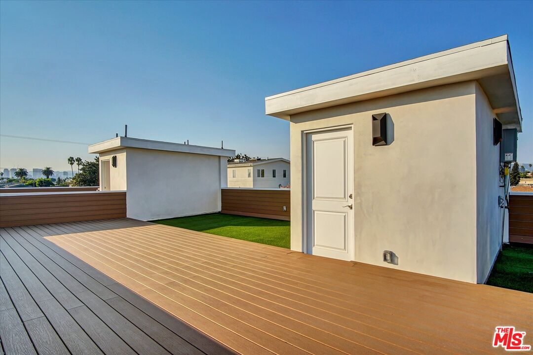 2419 South Cochran Avenue Los Angeles, CA 90016 - Photo 39 of 74 a view of backyard and garage