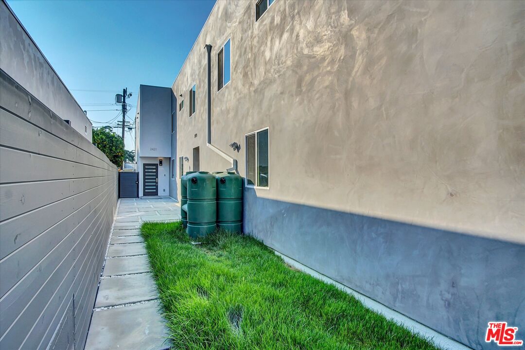 2419 South Cochran Avenue Los Angeles, CA 90016 - Photo 5 of 74 a view of a back yard of the house
