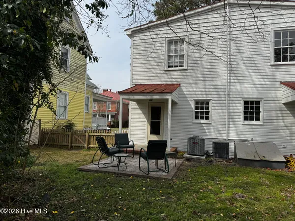 $1,755 | 414 Metcalf Street, Unit A, New Bern, NC 28560