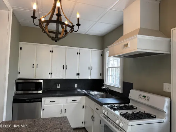 $1,755 | 414 Metcalf Street, Unit A, New Bern, NC 28560