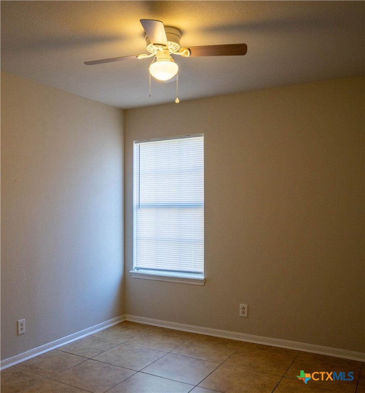 2402 Lazy Ridge Drive Killeen, TX 76543 - Photo 14 of 16 an empty room with a window