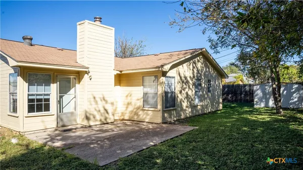 a view of a house with backyard
