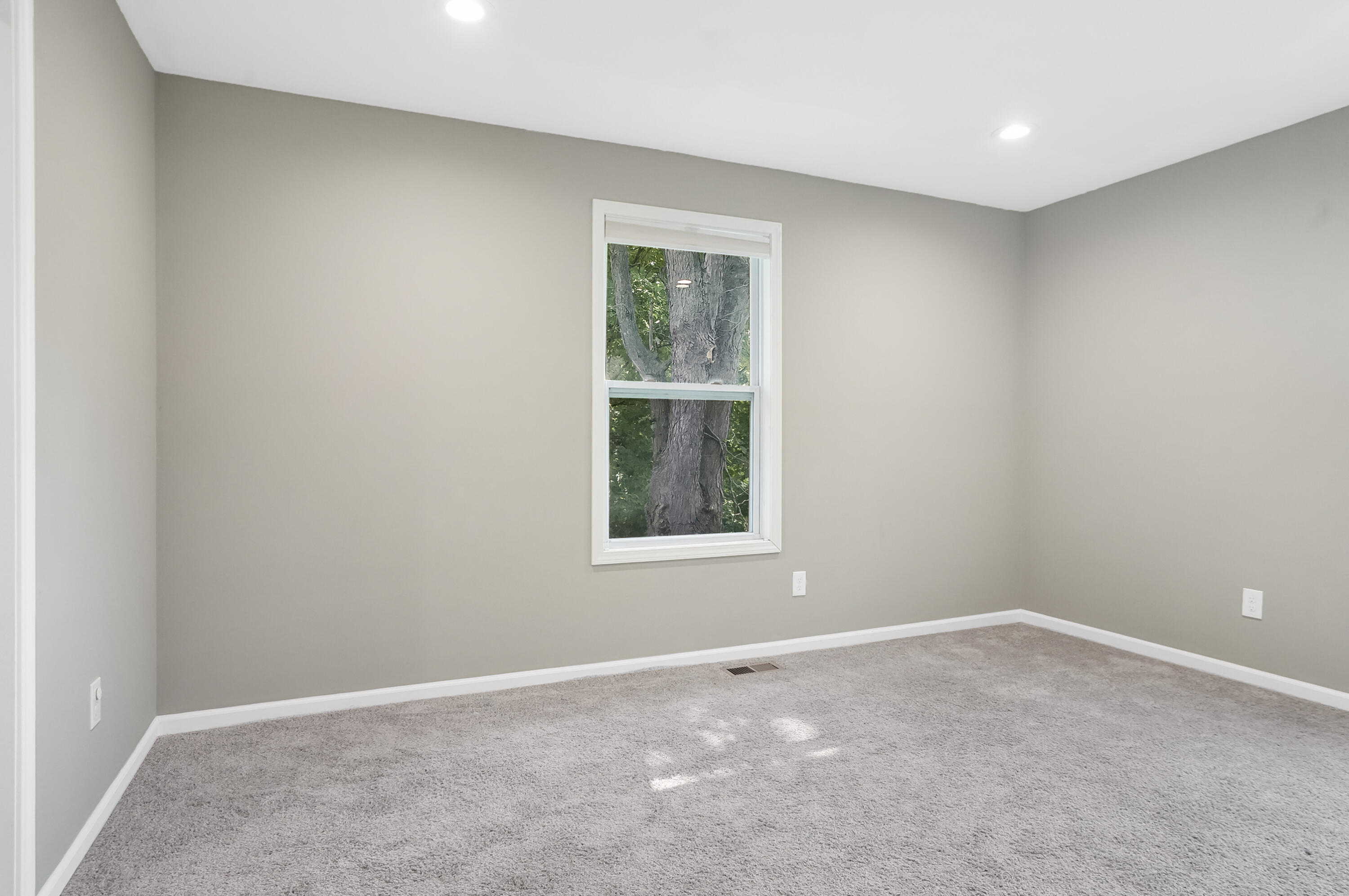 6044 Davison Road Burton, MI 48509 - Photo 20 of 53 DSC04103