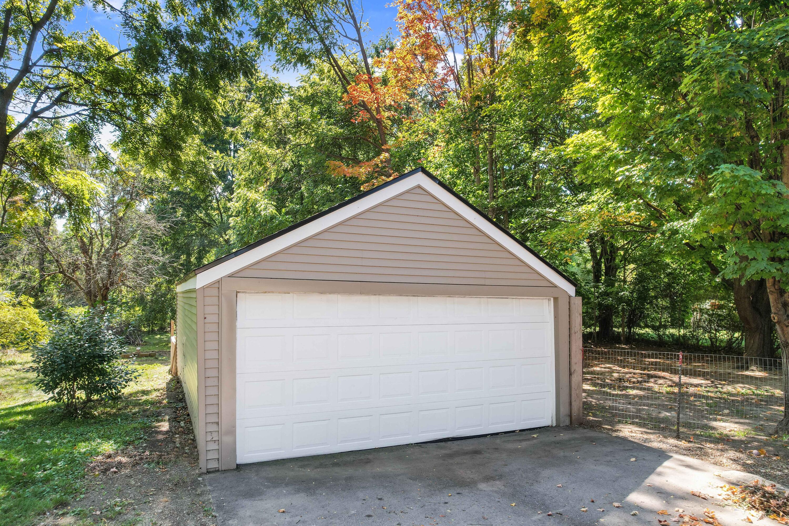 6044 Davison Road Burton, MI 48509 - Photo 23 of 53 DJI_0584