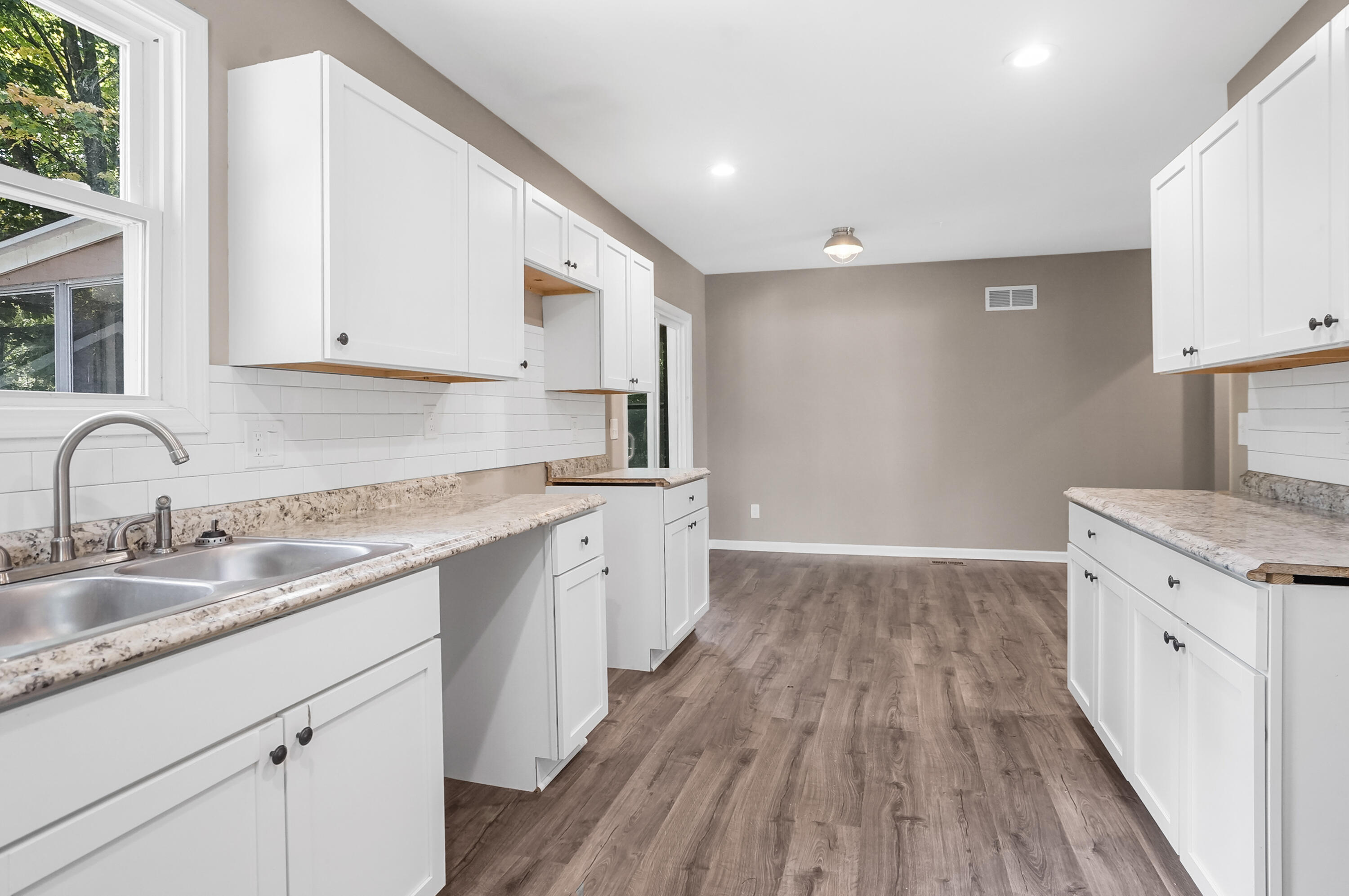 6044 Davison Road Burton, MI 48509 - Photo 7 of 53 DSC04028