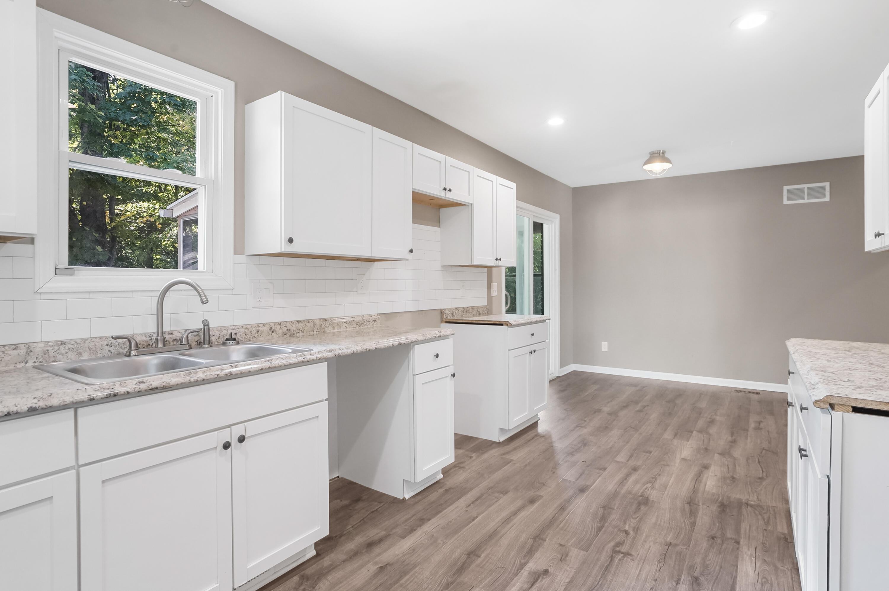 6044 Davison Road Burton, MI 48509 - Photo 8 of 53 DSC04023