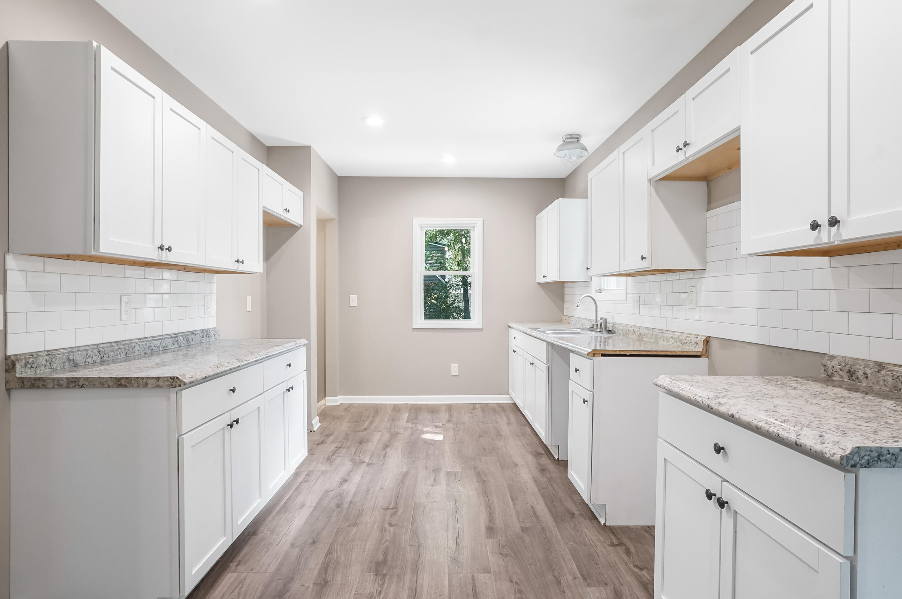 6044 Davison Road Burton, MI 48509 - Photo 9 of 53 DSC04008