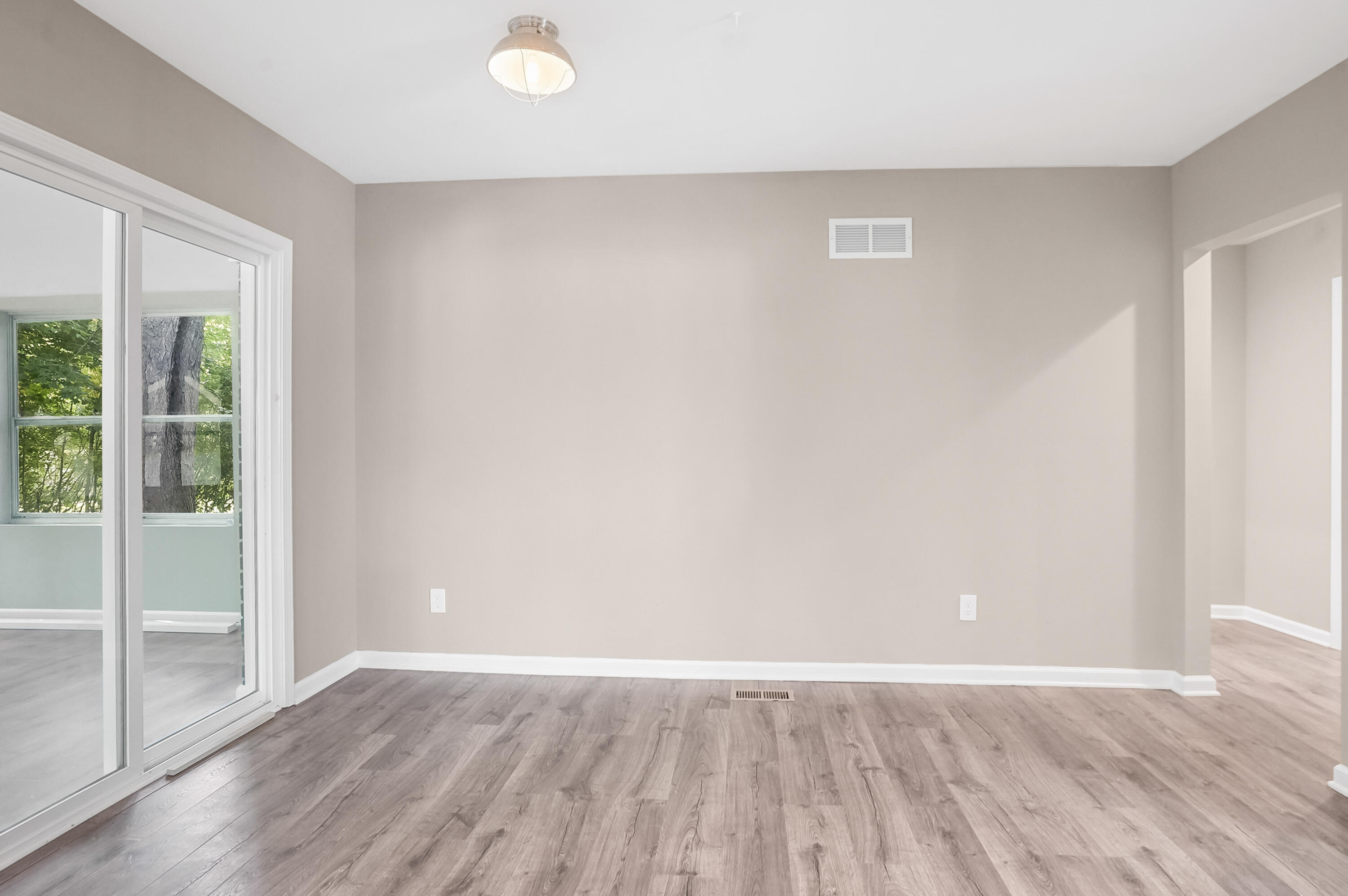 6044 Davison Road Burton, MI 48509 - Photo 10 of 53 DSC04033