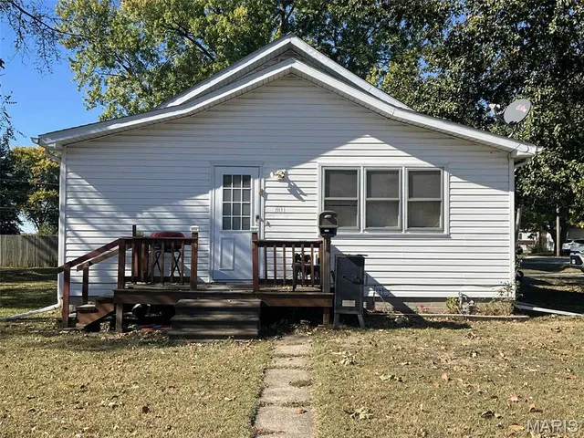 $99,000 | 801 South 5th Street, Girard, IL 62640