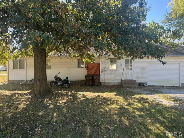 $99,000 | 801 South 5th Street, Girard, IL 62640
