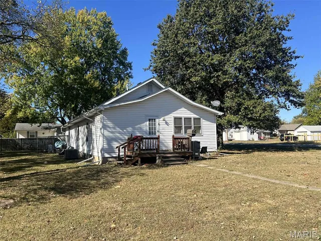 $99,000 | 801 South 5th Street, Girard, IL 62640