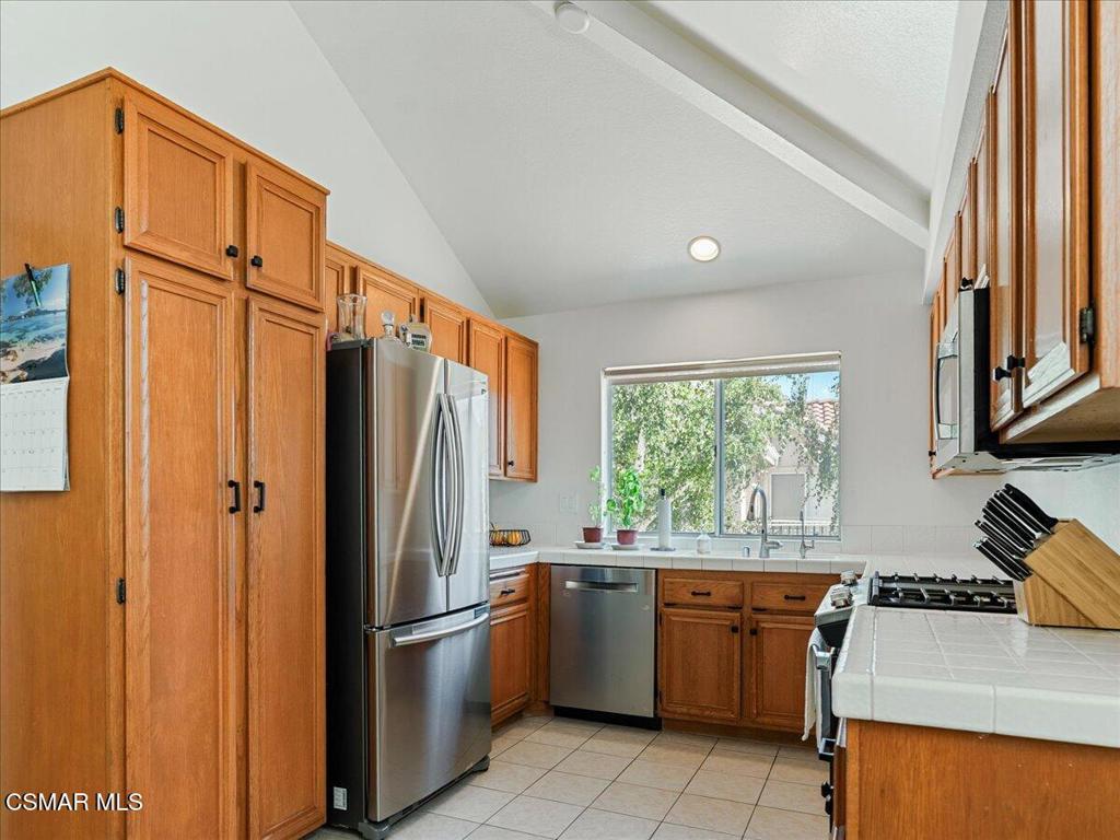 290 Ridgeton Lane, Unit B Simi Valley, CA 93065 - Photo 14 of 17