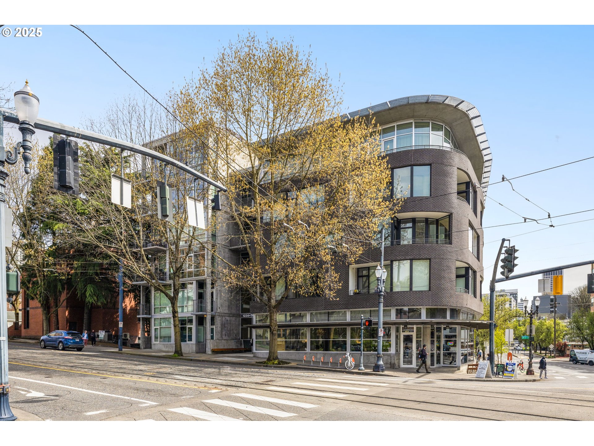 1234 Southwest 18th Avenue, Unit 305 Portland, OR 97205 - Photo 29 of 31 a front view of a building