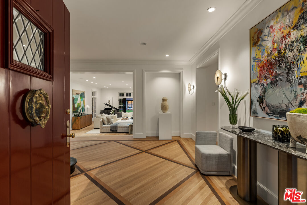 1575 Capri Drive Pacific Palisades, CA 90272 - Photo 33 of 41 a very nice looking room with a large window