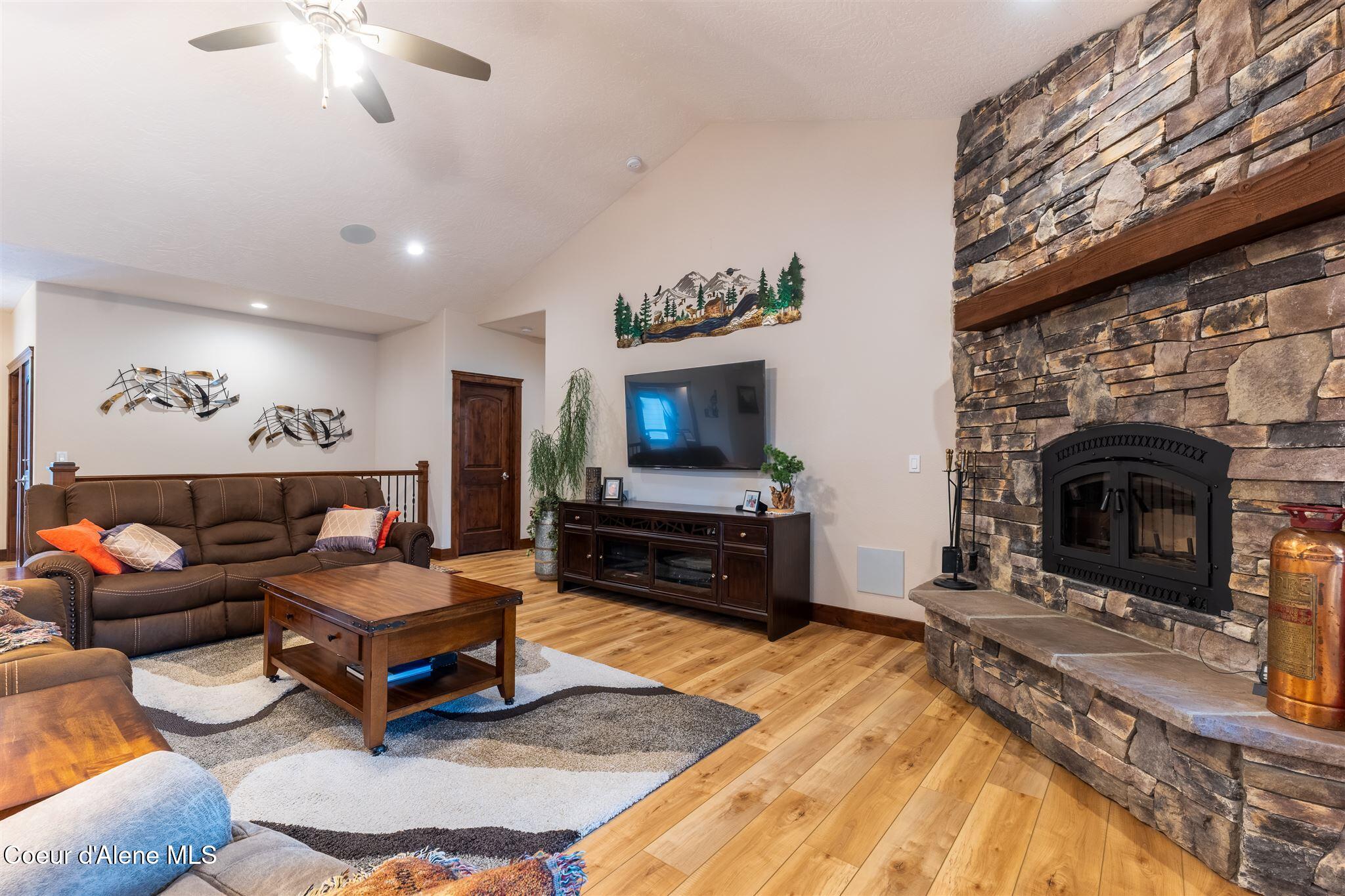 19398 North Ella Road Rathdrum, ID 83858 - Photo 8 of 88 living room2