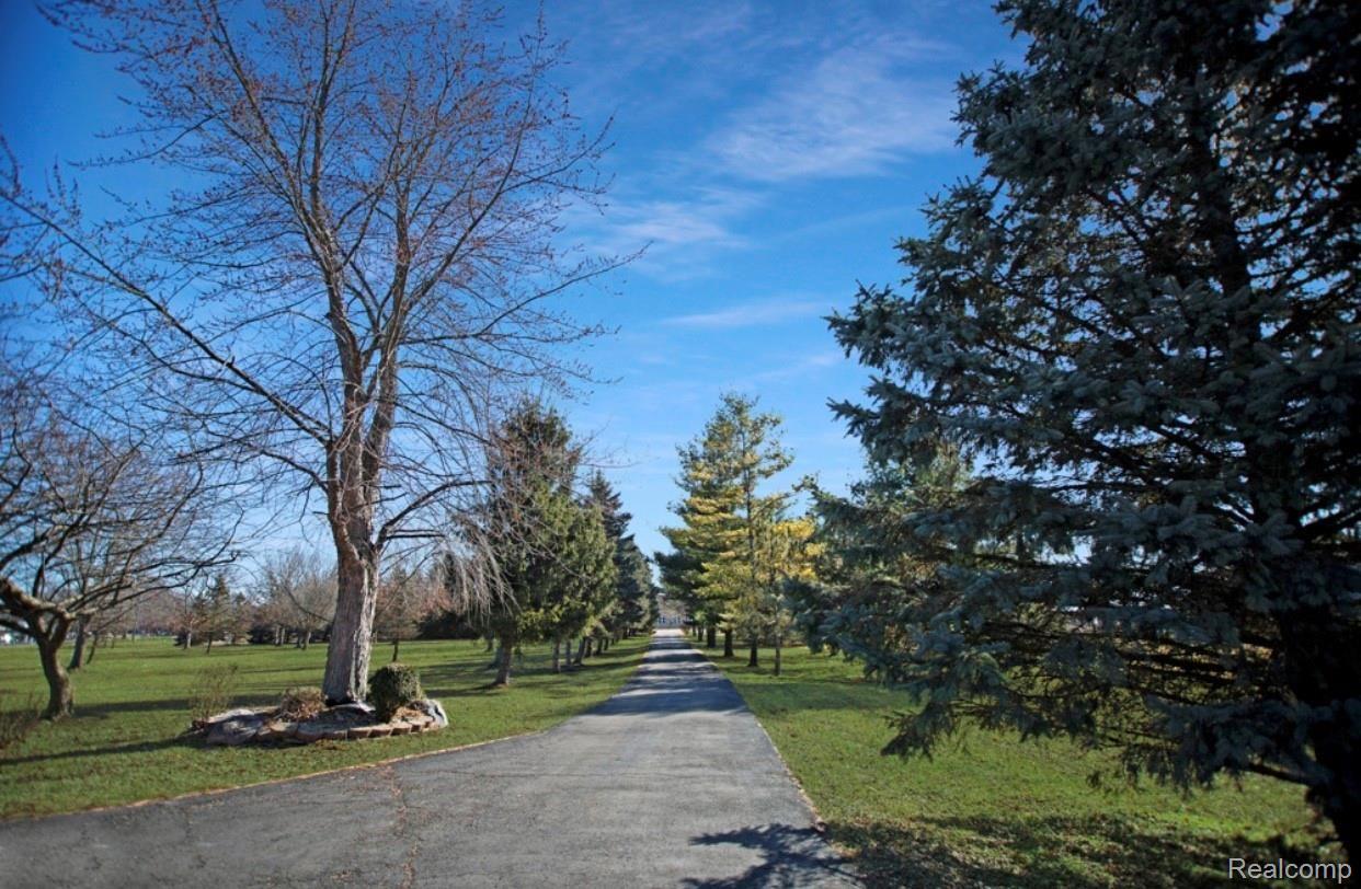 11255 Grafton Road Carleton, MI 48117 - Photo 21 of 27 IMG_E8409.JPG