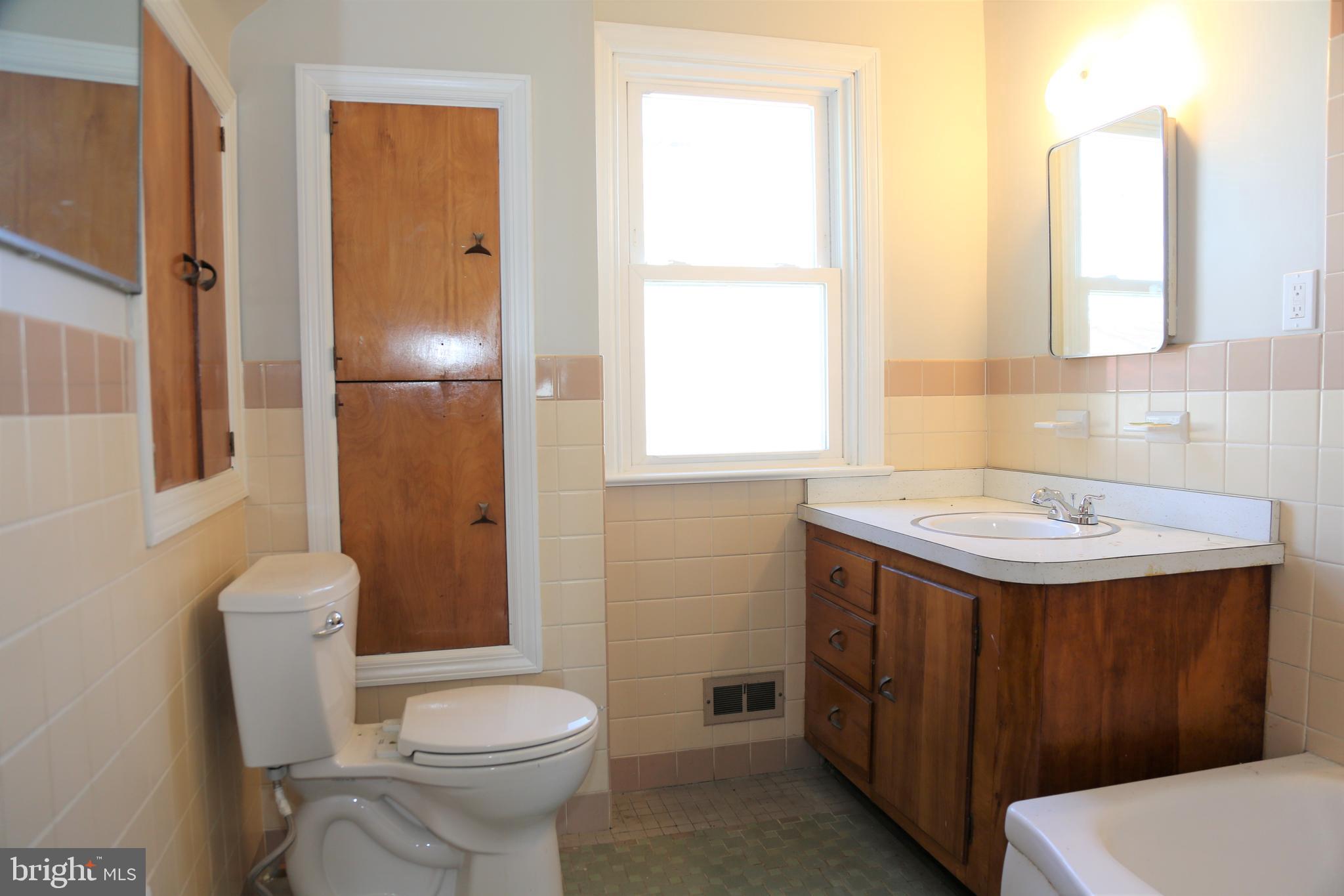505 Colwell Road Woodlyn, PA 19094 - Photo 22 of 29 Second floor full bath