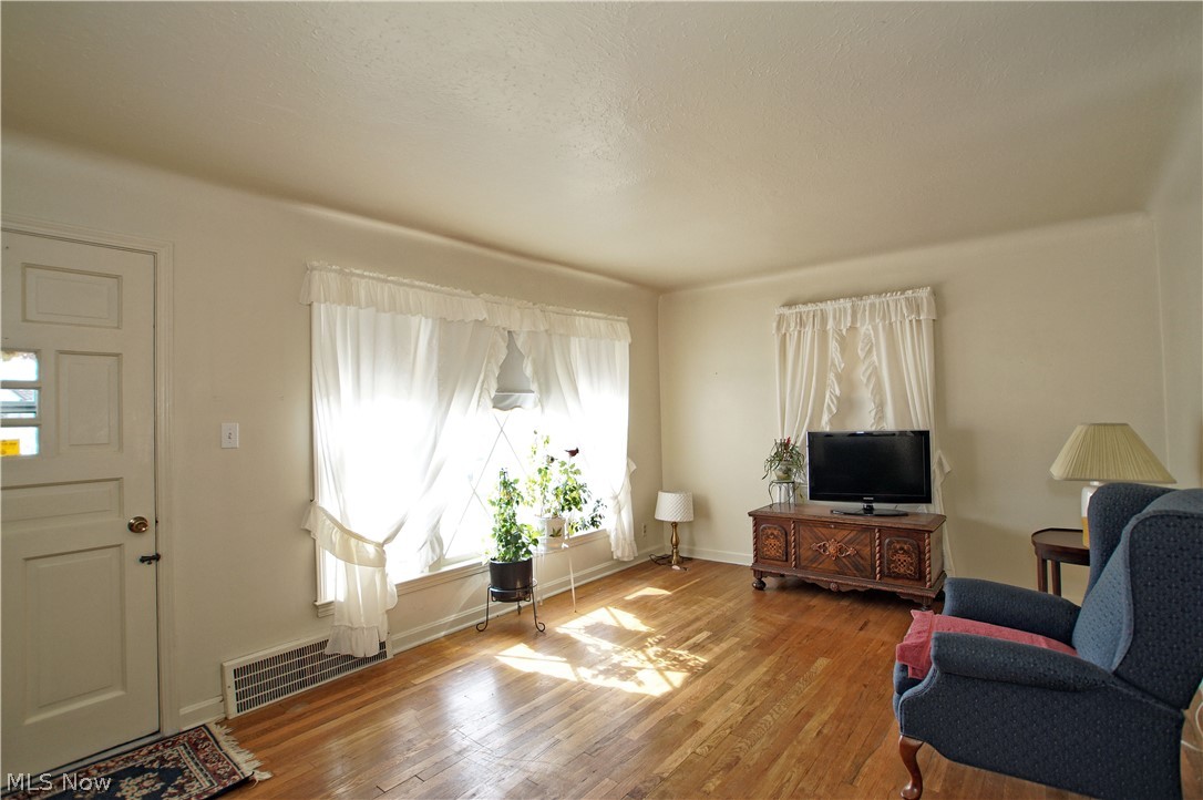 1448 Mayfield Ridge Road Cleveland, OH 44124 - Photo 3 of 34