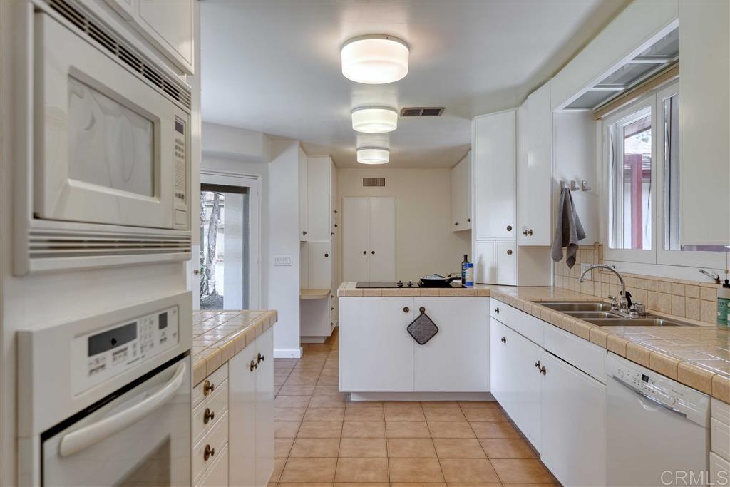 211 Avenida Cortez La Jolla, CA 92037 - Photo 11 of 25