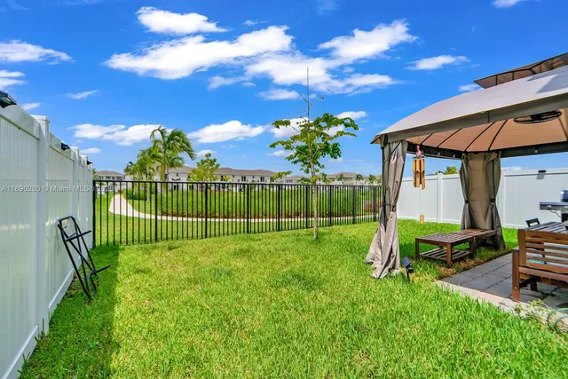 a view of a backyard