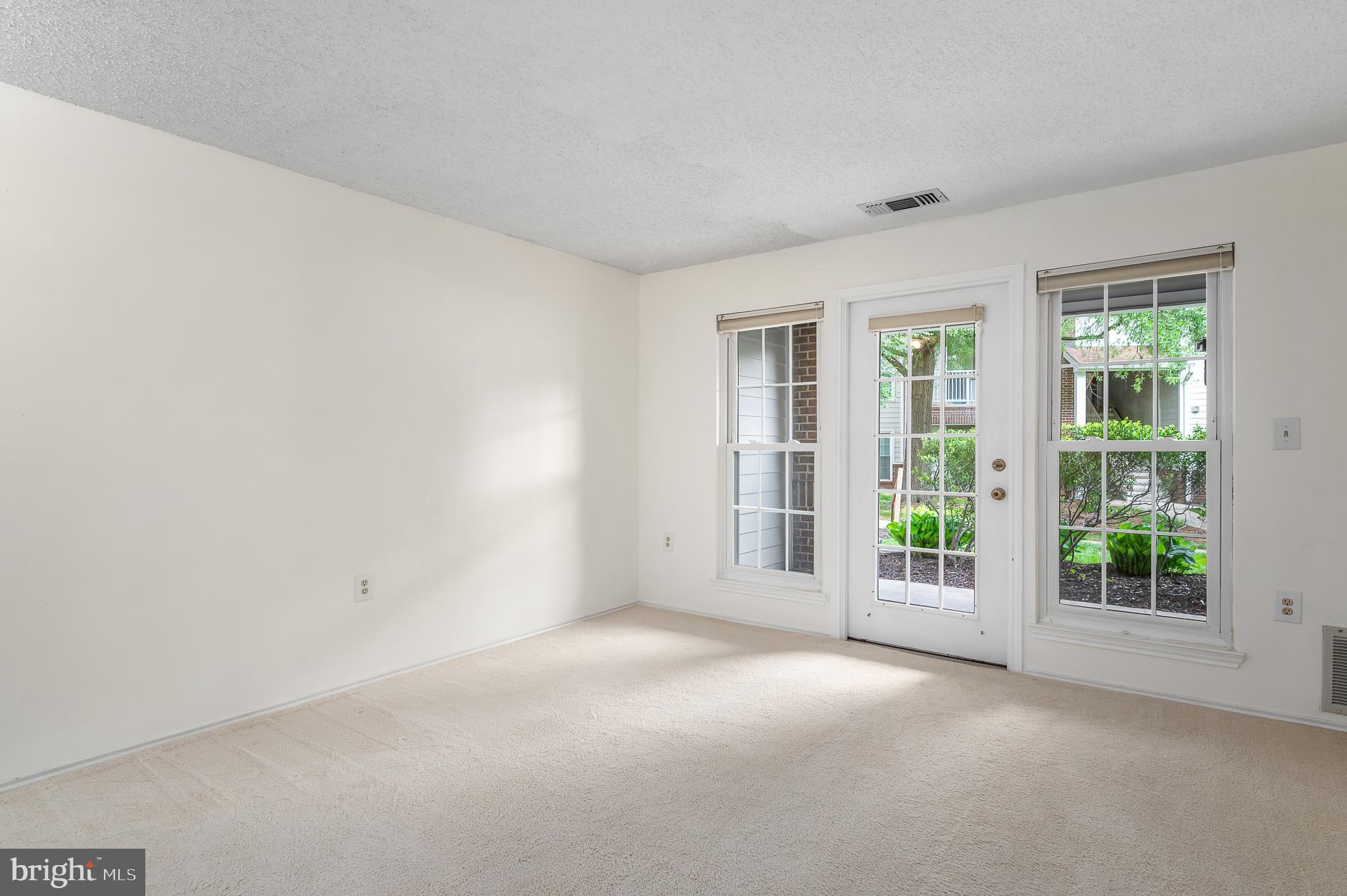 21029 Timber Ridge Terrace, Unit 104 Ashburn, VA 20147 - Photo 4 of 34 Living area