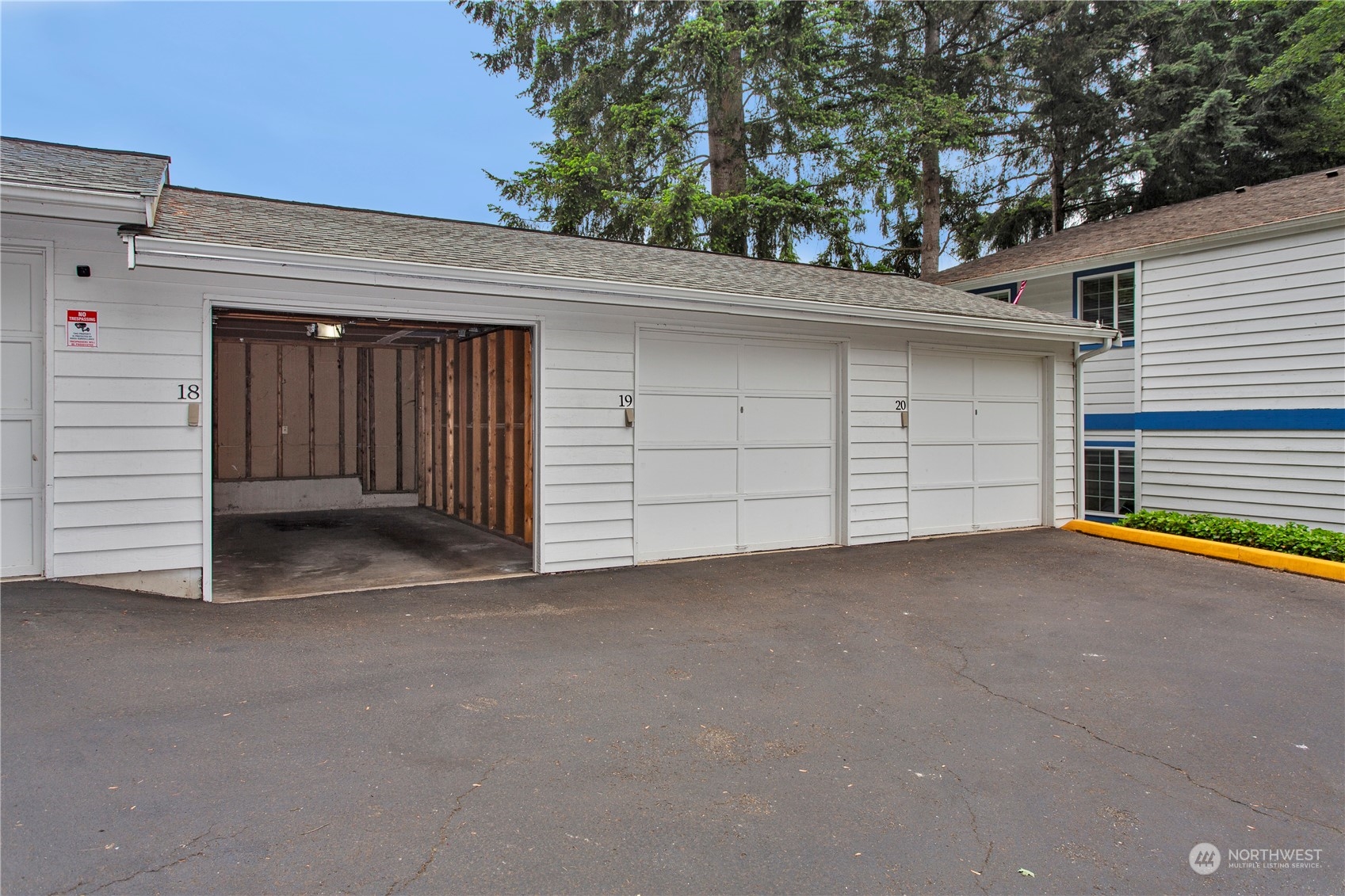 8653 Avondale Road Northeast, Unit D207 Redmond, WA 98052 - Photo 19 of 21 a view of a garage